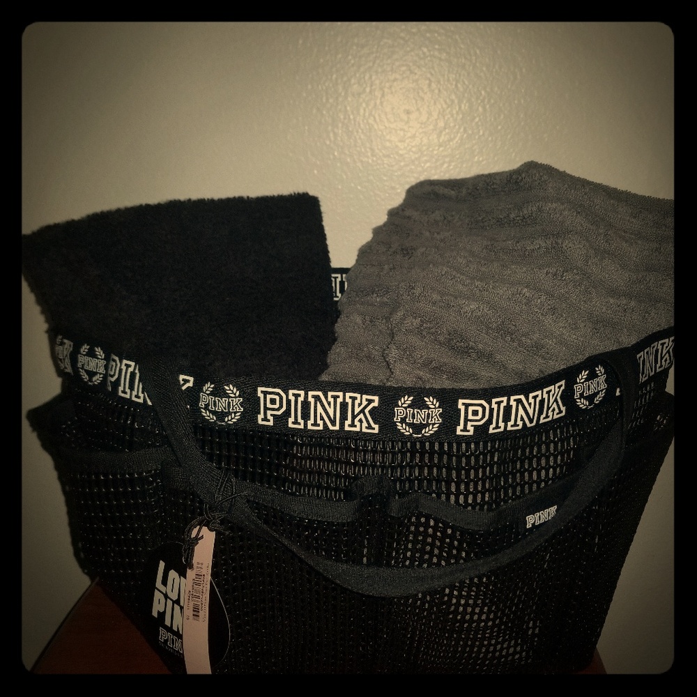 BNWT Small mesh beach bag with lots of pockets!